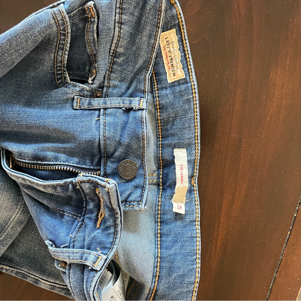 711 Skinny Levis